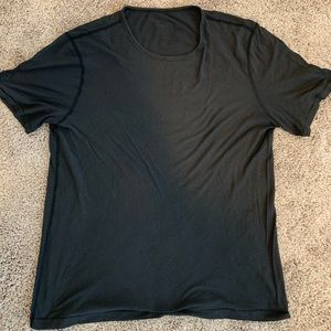 Men’s Lululemon light weight athletic shirt